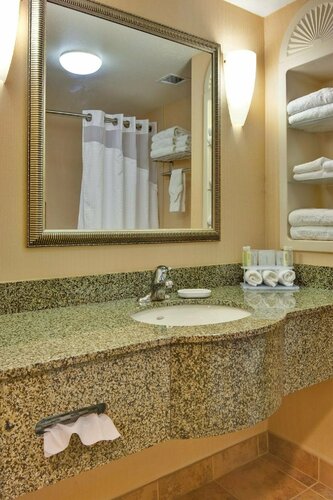 Гостиница Holiday Inn Express & Suites Porterville в Портвилле