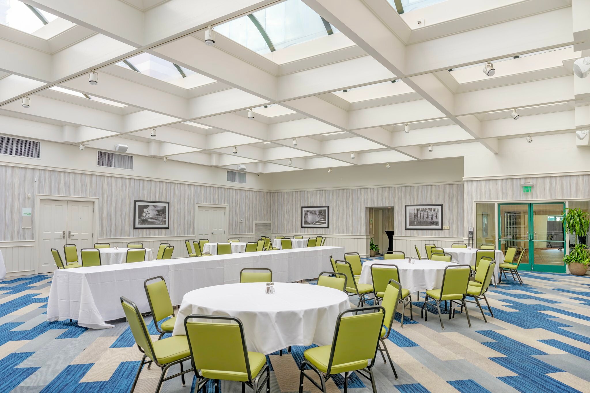 Фото Holiday Inn & Suites Virginia Beach North Beach, an Ihg Hotel