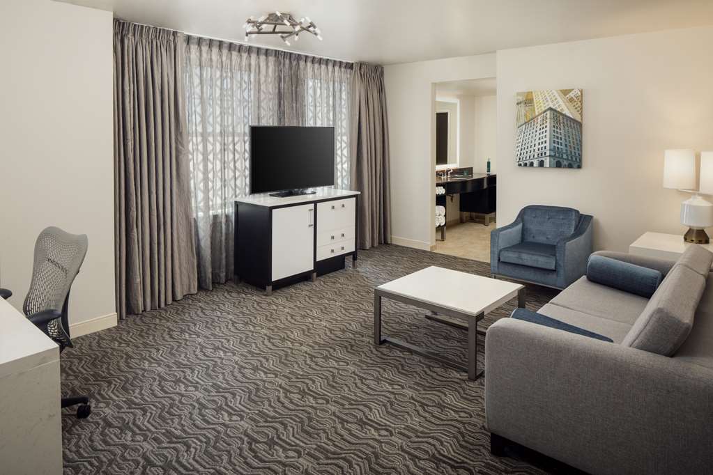 Фото Doubletree Suites by Hilton Detroit Downtown - Fort Shelby
