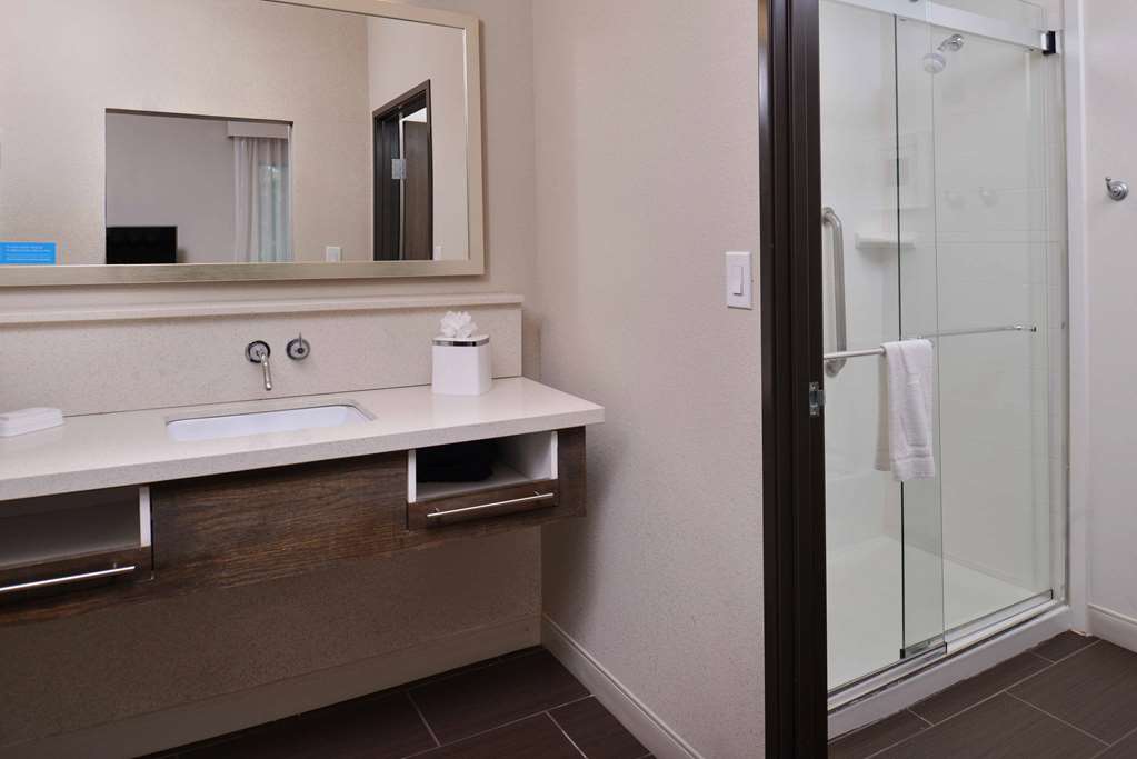 Фото Hampton Inn & Suites Dallas Market Center