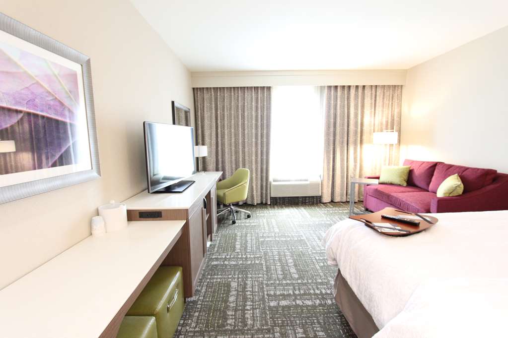 Фото Hampton Inn & Suites Dallas Market Center