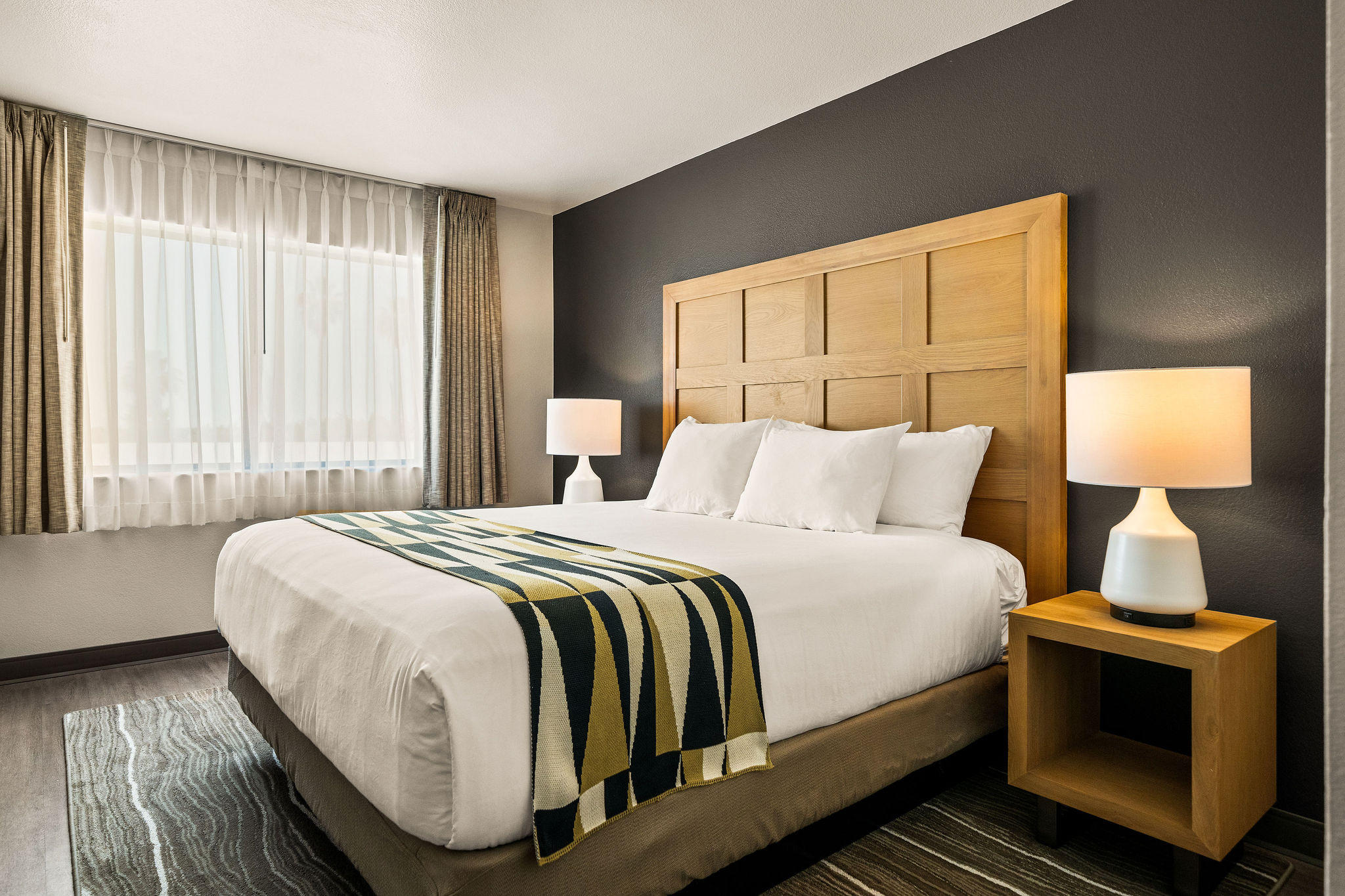 Фото Oxford Suites Redding