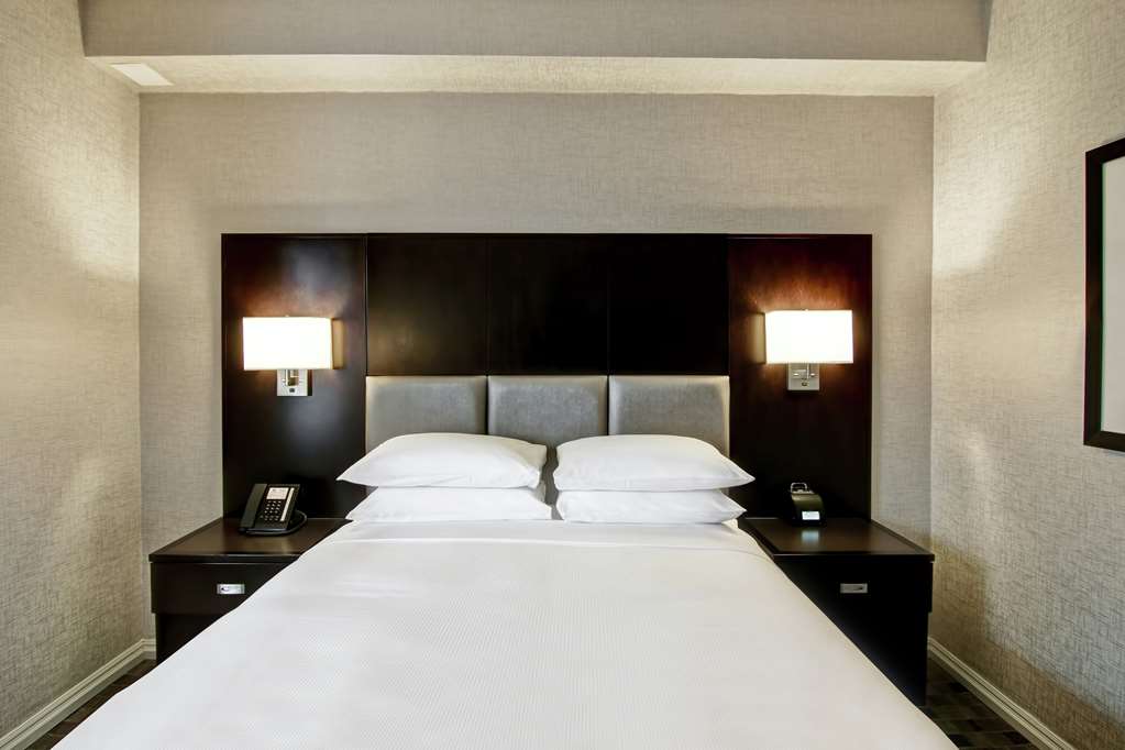 Фото DoubleTree by Hilton Hotel Toronto Downtown