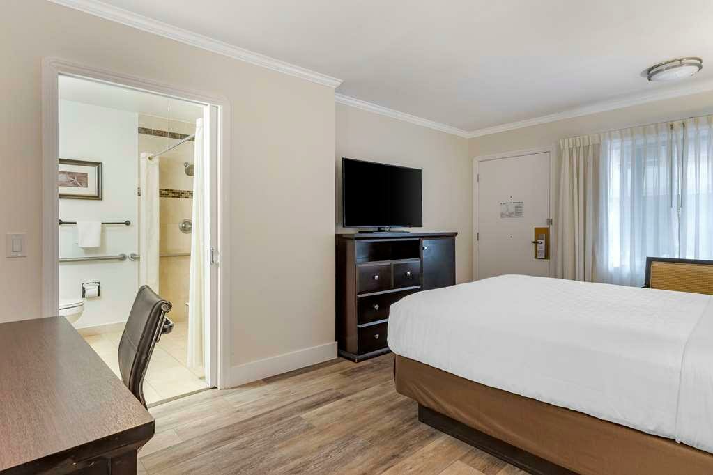 Фото Best Western Carmel's Town House Lodge