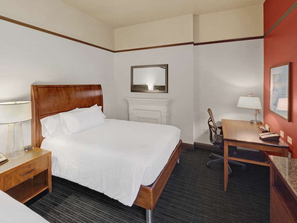 Фото Hilton Garden Inn Milwaukee Downtown