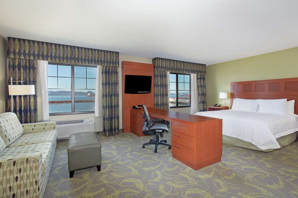 Фото Hampton Inn and Suites Astoria