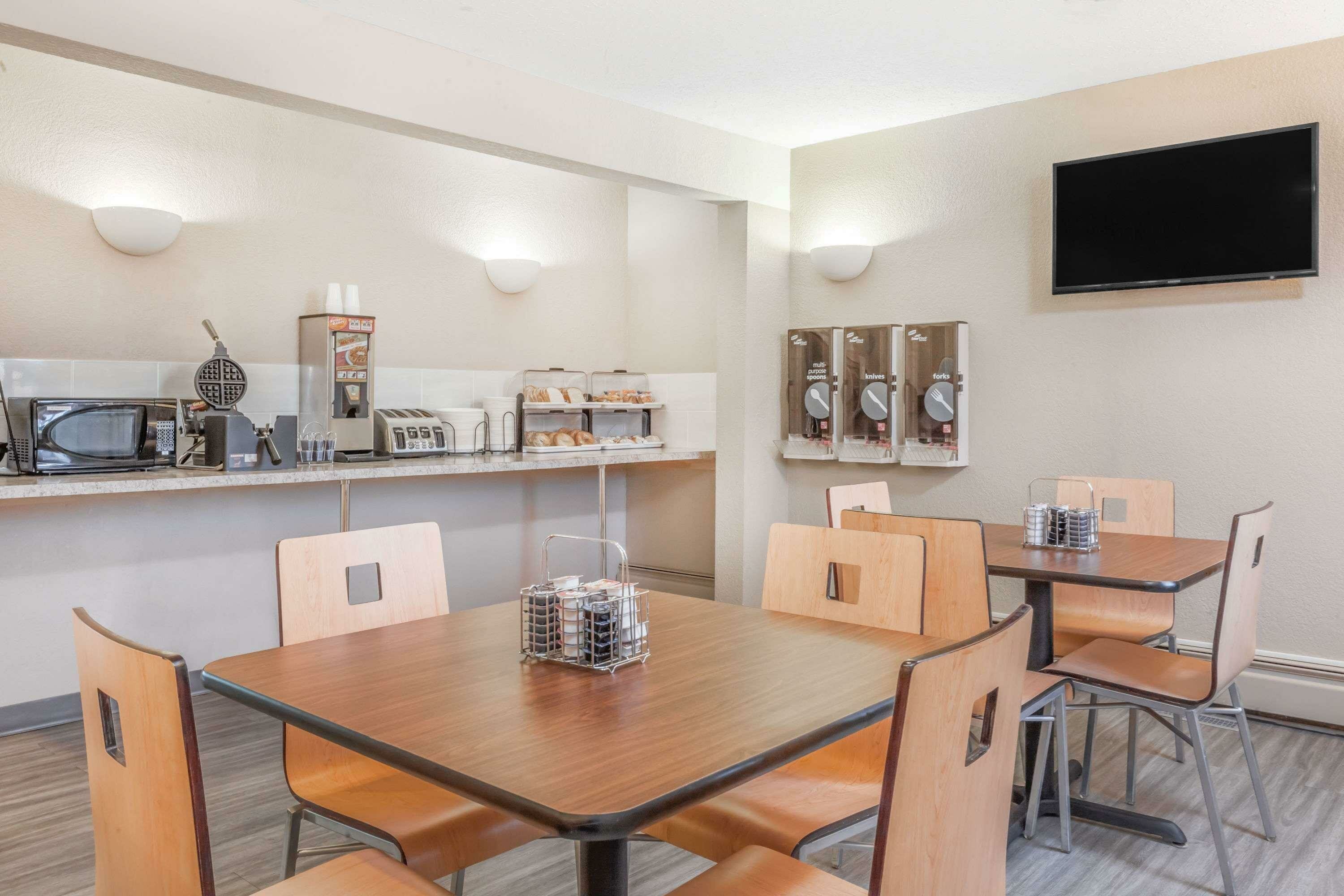 Фото Super 8 by Wyndham Stettler