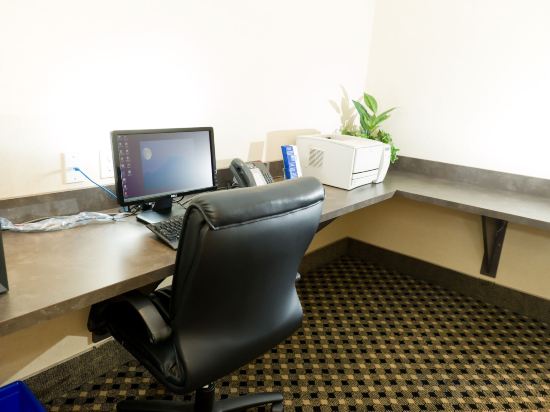 Фото Holiday Inn Express & Suites Surrey, an Ihg Hotel