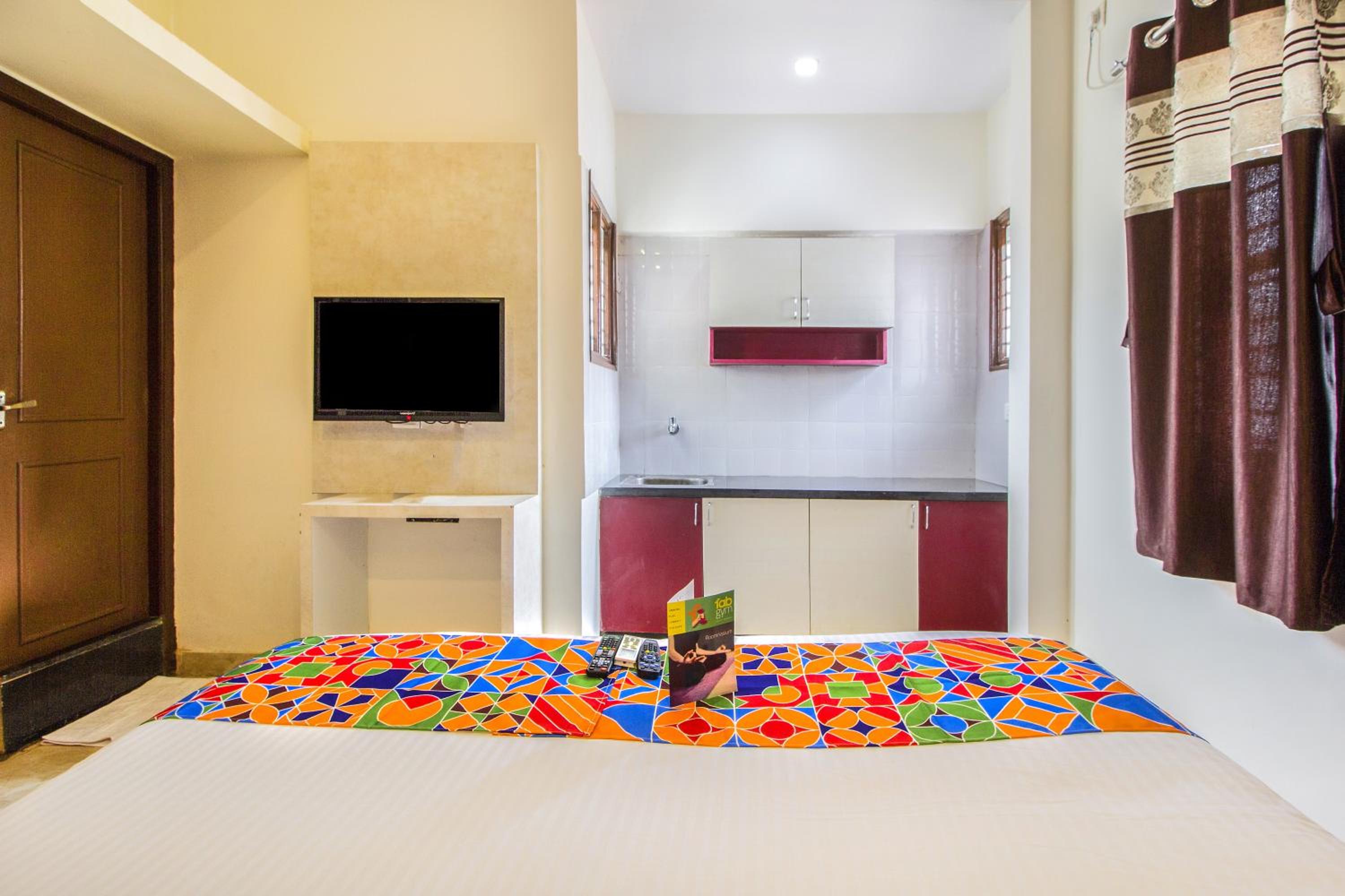 Фото FabHotel Corporate Crown II Koramangala