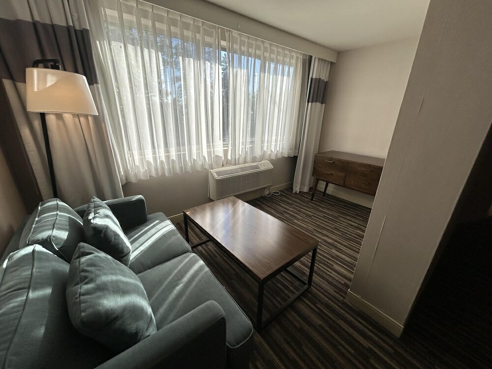 Фото Four Points by Sheraton Melville Long Island