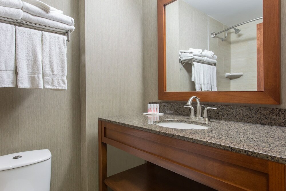 Фото Canmore Inn & Suites
