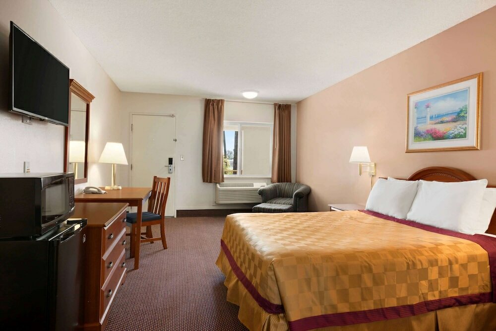 Фото Travelodge by Wyndham Bakersfield