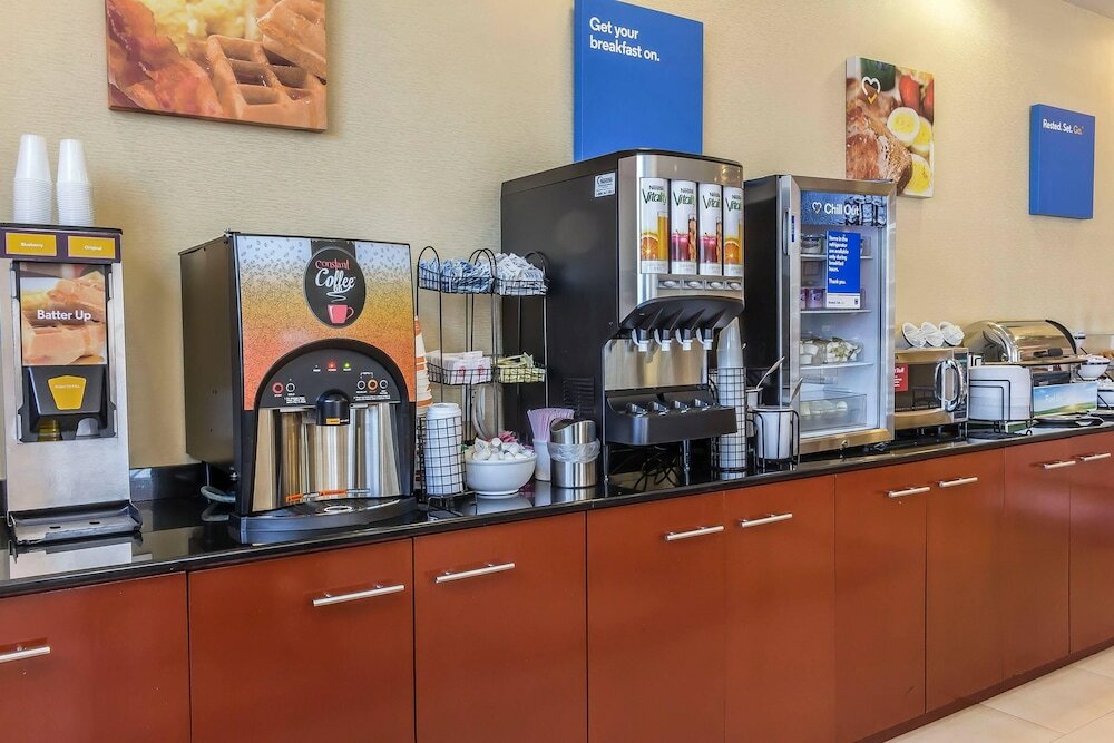 Фото Comfort Inn & Suites LaGuardia Airport