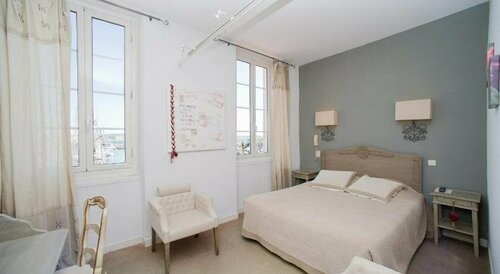 Гостиница Hôtel Restaurant de La Tour в Тулоне