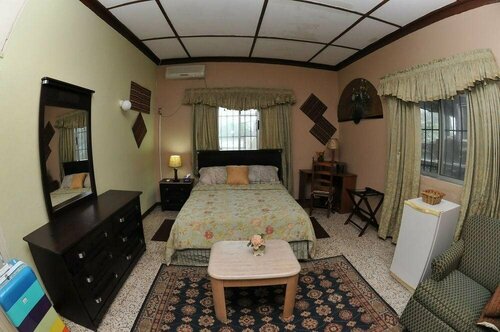 Гостиница Mokos Bed & x26; Breakfast в Монровии