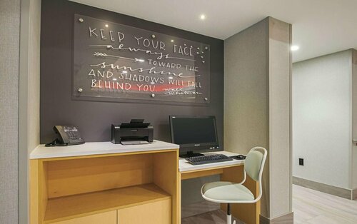 Гостиница La Quinta Inn & Suites by Wyndham Orange County Airport в Санта-Ане