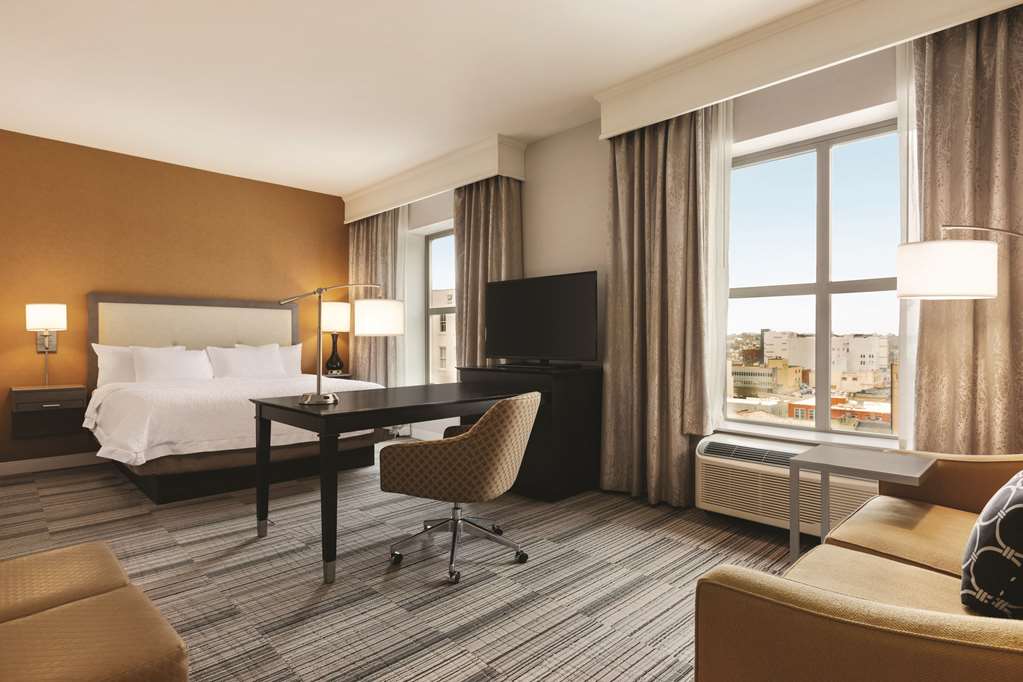 Фото Hampton Inn & Suites Roanoke-Downtown
