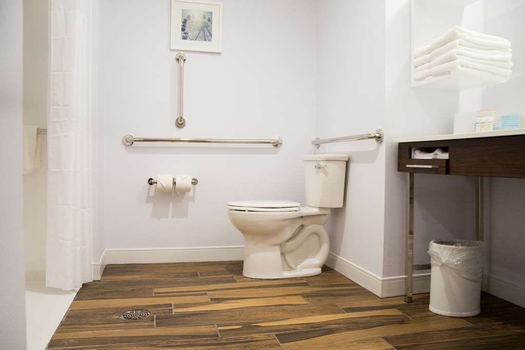 Фото Hampton Inn & Suites by Hilton Warrington Horsham