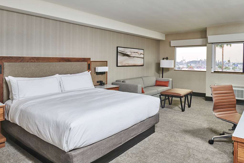 Фото DoubleTree by Hilton Fullerton