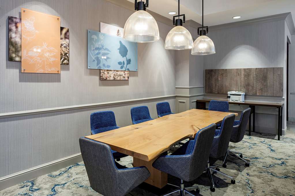 Фото Hilton Garden Inn Omaha Downtown/Old Market Area