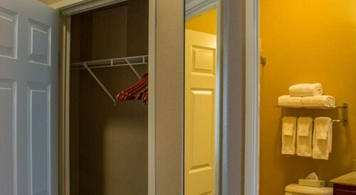 Гостиница Candlewood Suites Airport, an Ihg Hotel в Саут-Бенде