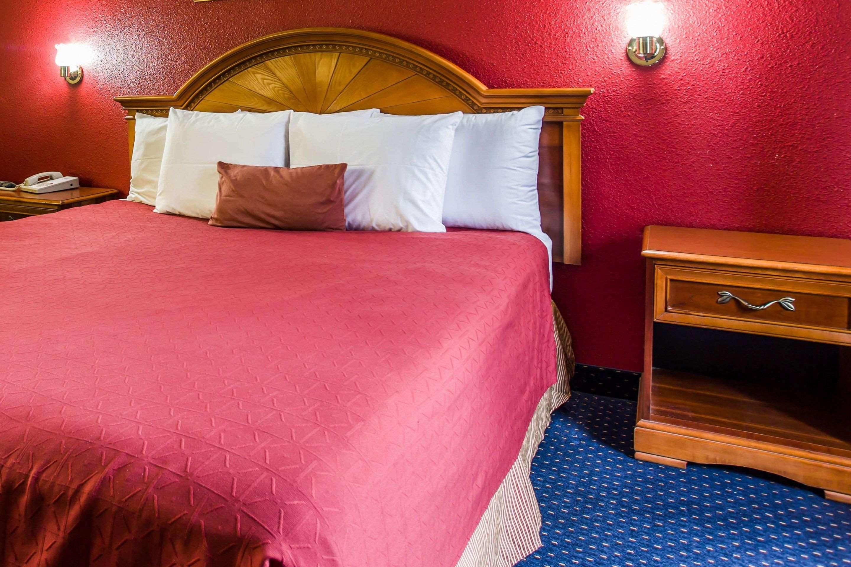 Фото Rodeway Inn Charlotte Downtown