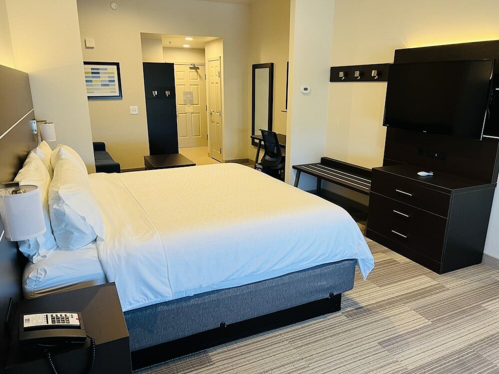 Фото Holiday Inn Express & Suites Salinas, an Ihg Hotel