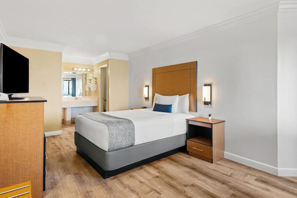 Фото Travelodge by Wyndham San Clemente Beach