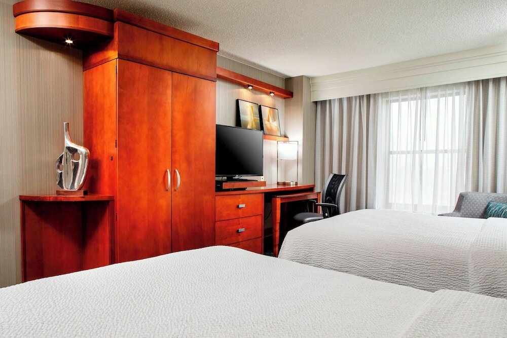 Фото Courtyard by Marriott Hamilton