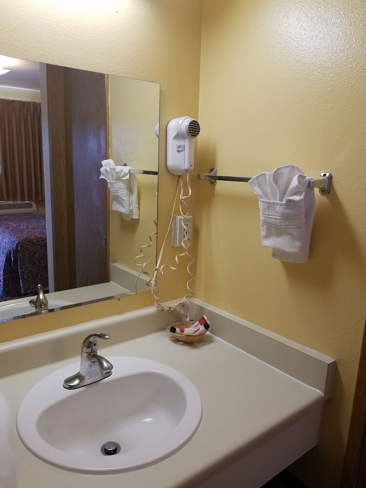 Фото Travelodge by Wyndham Wenatchee