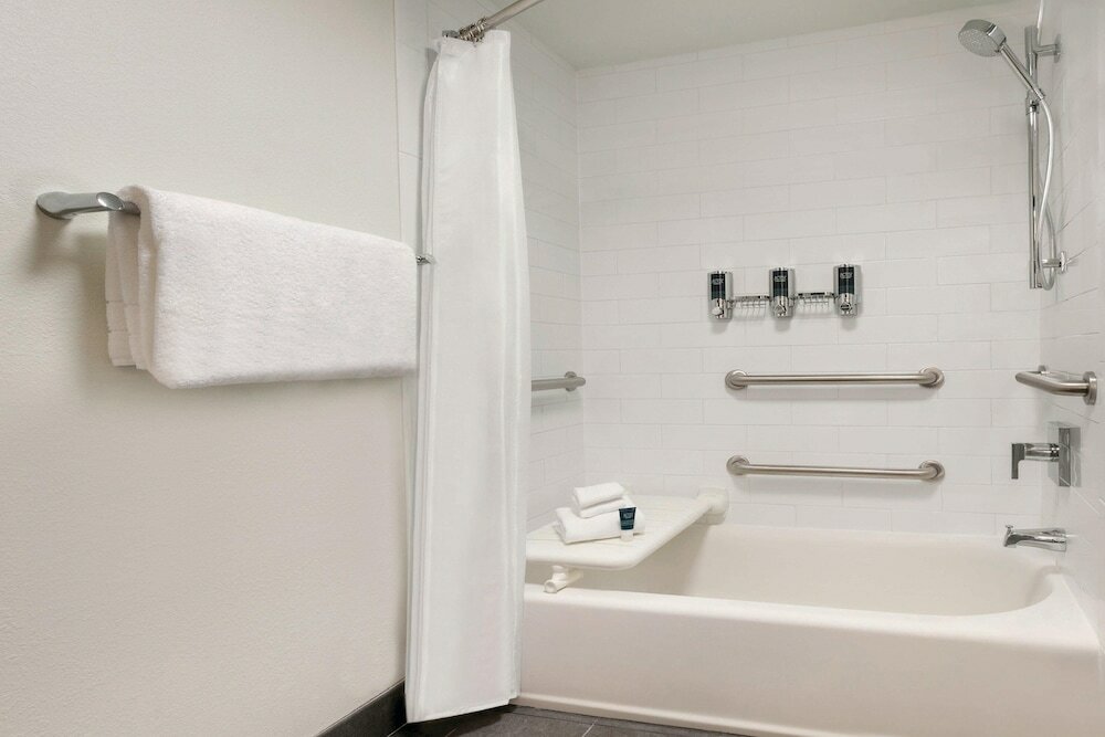 Фото Four Points by Sheraton Raleigh Arena