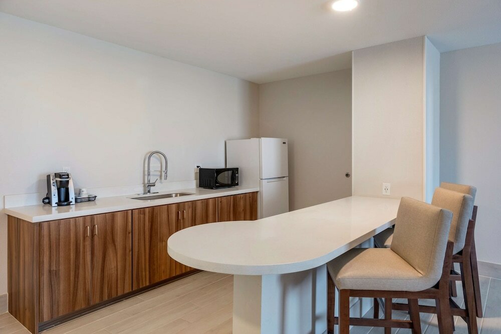 Фото Best Western Plus Desert View Inn & Suites