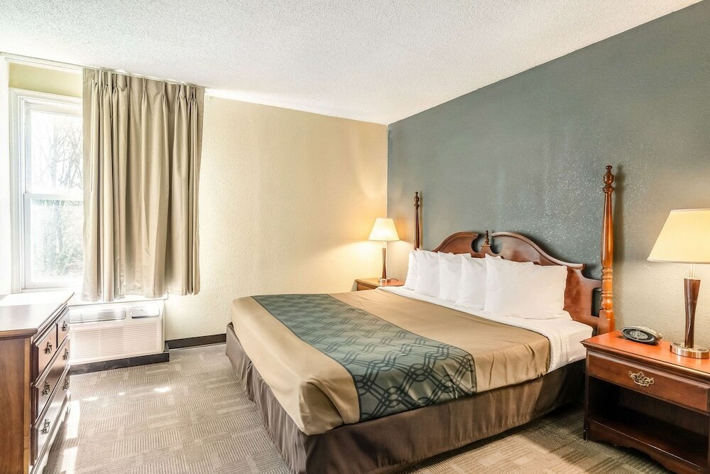 Фото Econo Lodge Inn & Suites Radford-Blacksburg Area