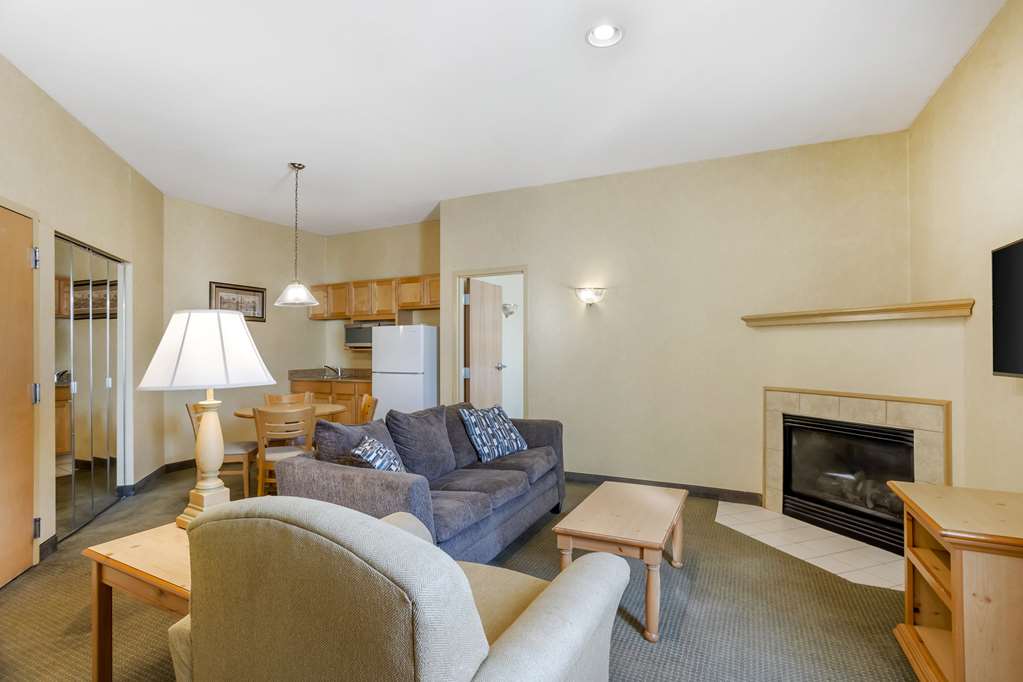 Фото Best Western Plus Revere Inn & Suites