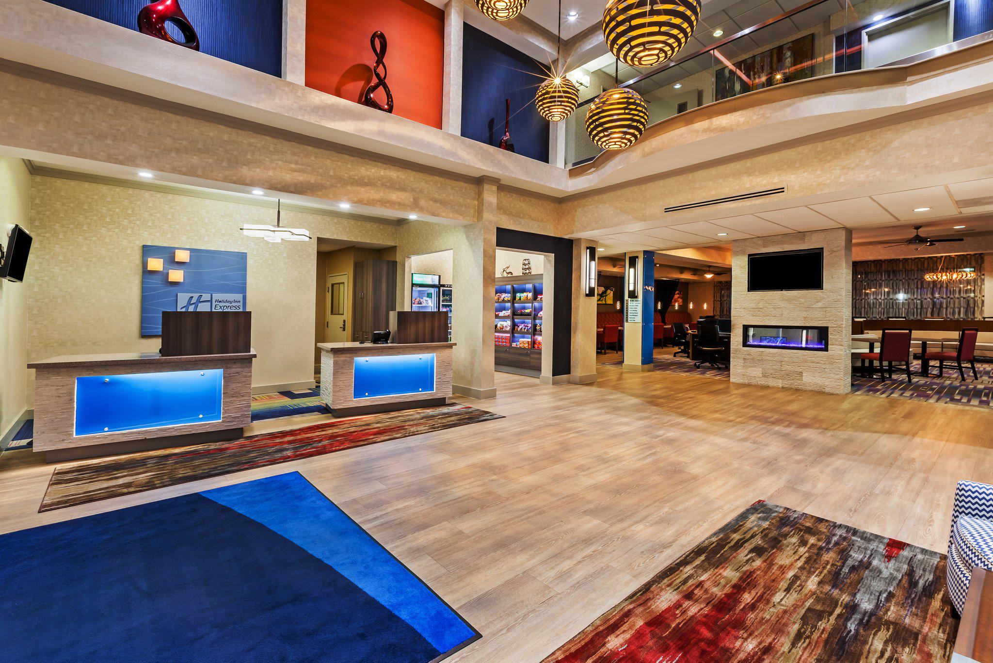 Фото Holiday Inn Express Hotels & Suites East Houston, an Ihg Hotel