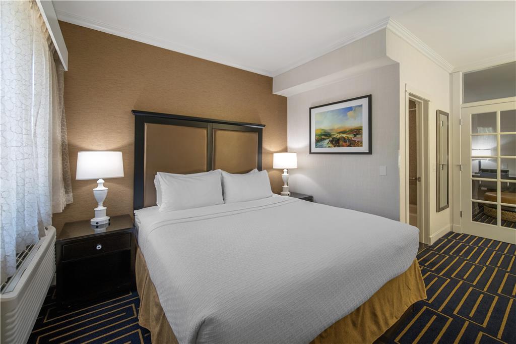 Фото Best Western Plus Palm Court Hotel