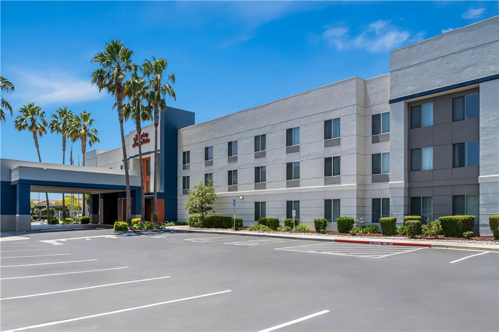 Фото Hampton Inn & Suites Lathrop
