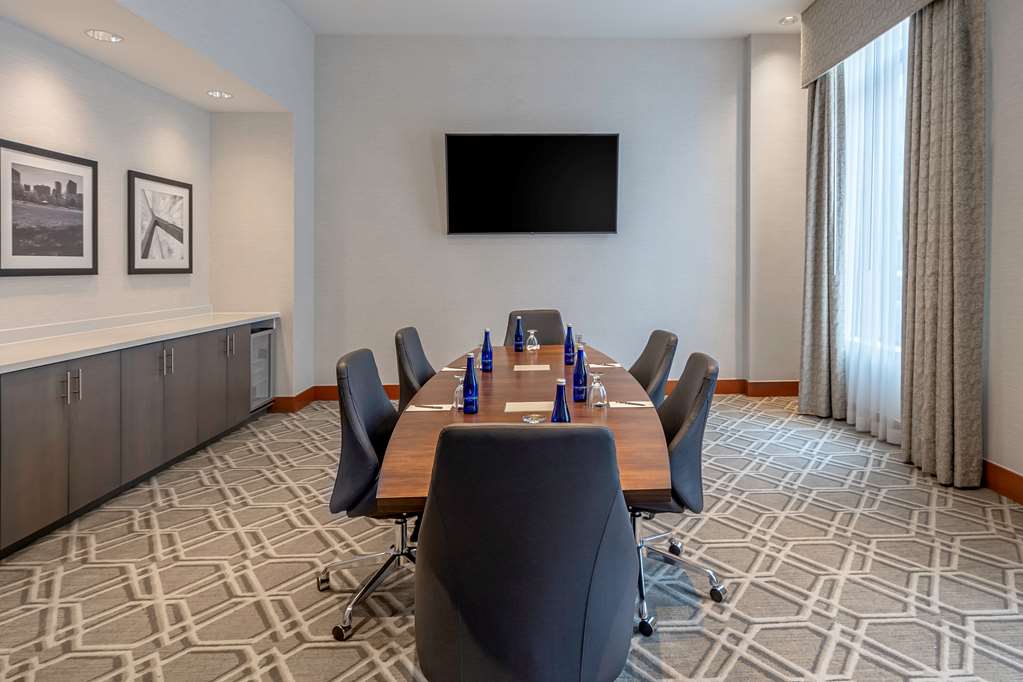 Фото Embassy Suites by Hilton Boston at Logan Airport