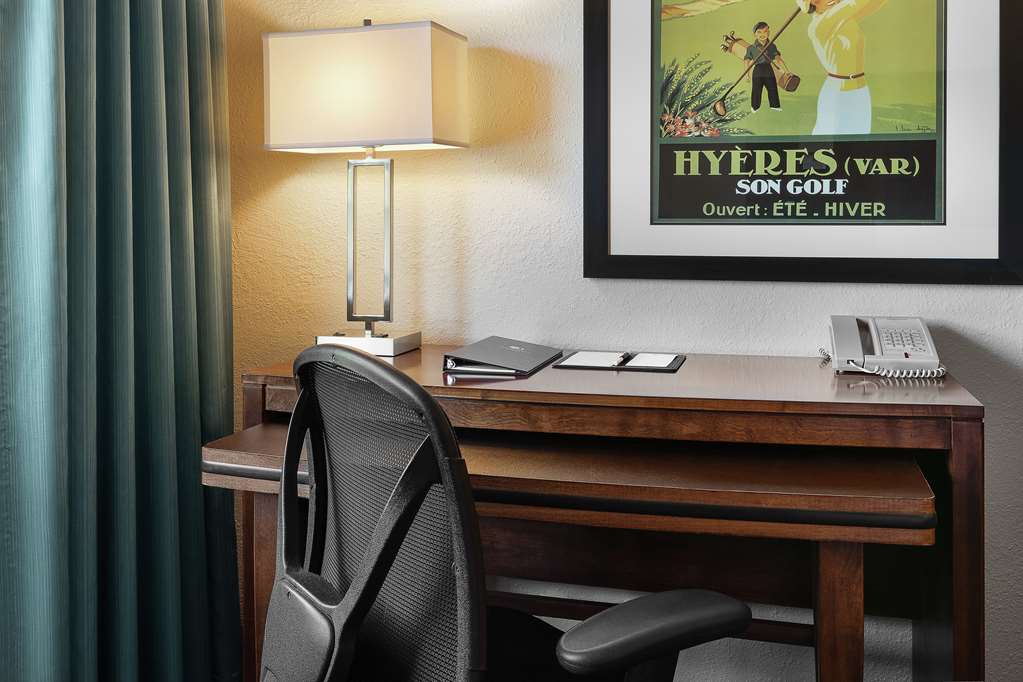 Фото Doubletree by Hilton Cape Cod - Hyannis