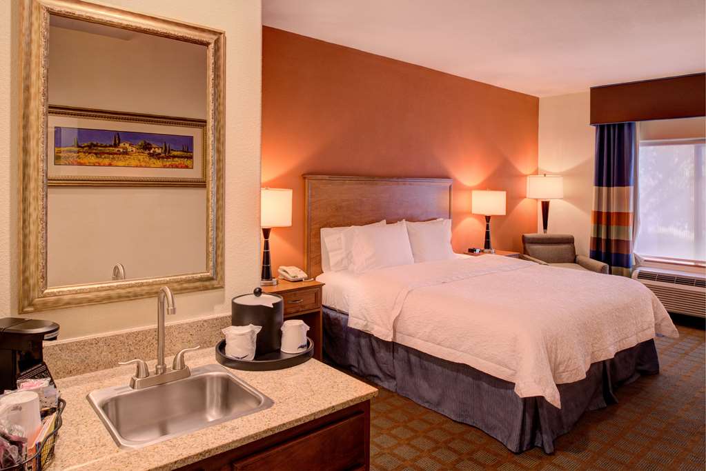 Фото Hampton Inn & Suites Ontario