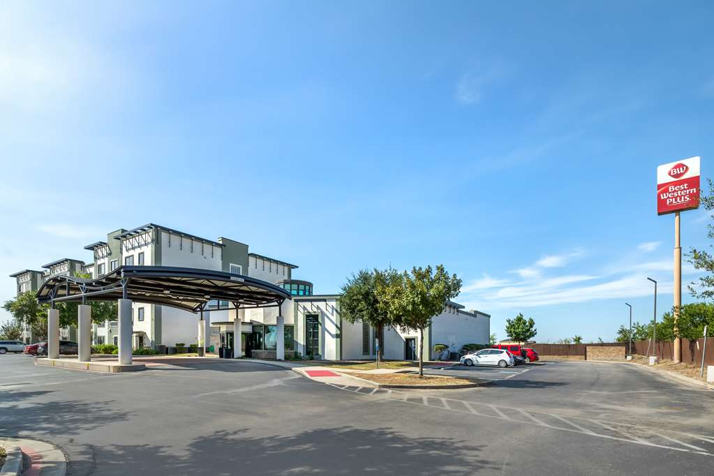 Фото Best Western Plus Lackland Hotel & Suites