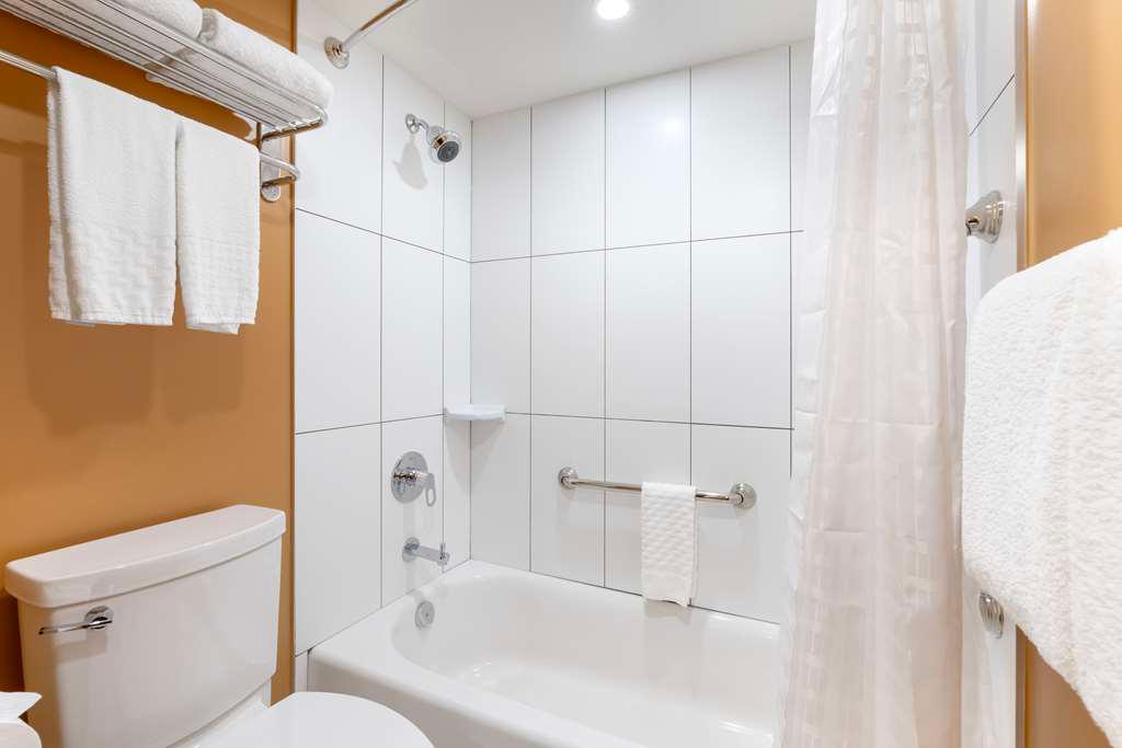 Фото Best Western Plus Emerald Isle Hotel