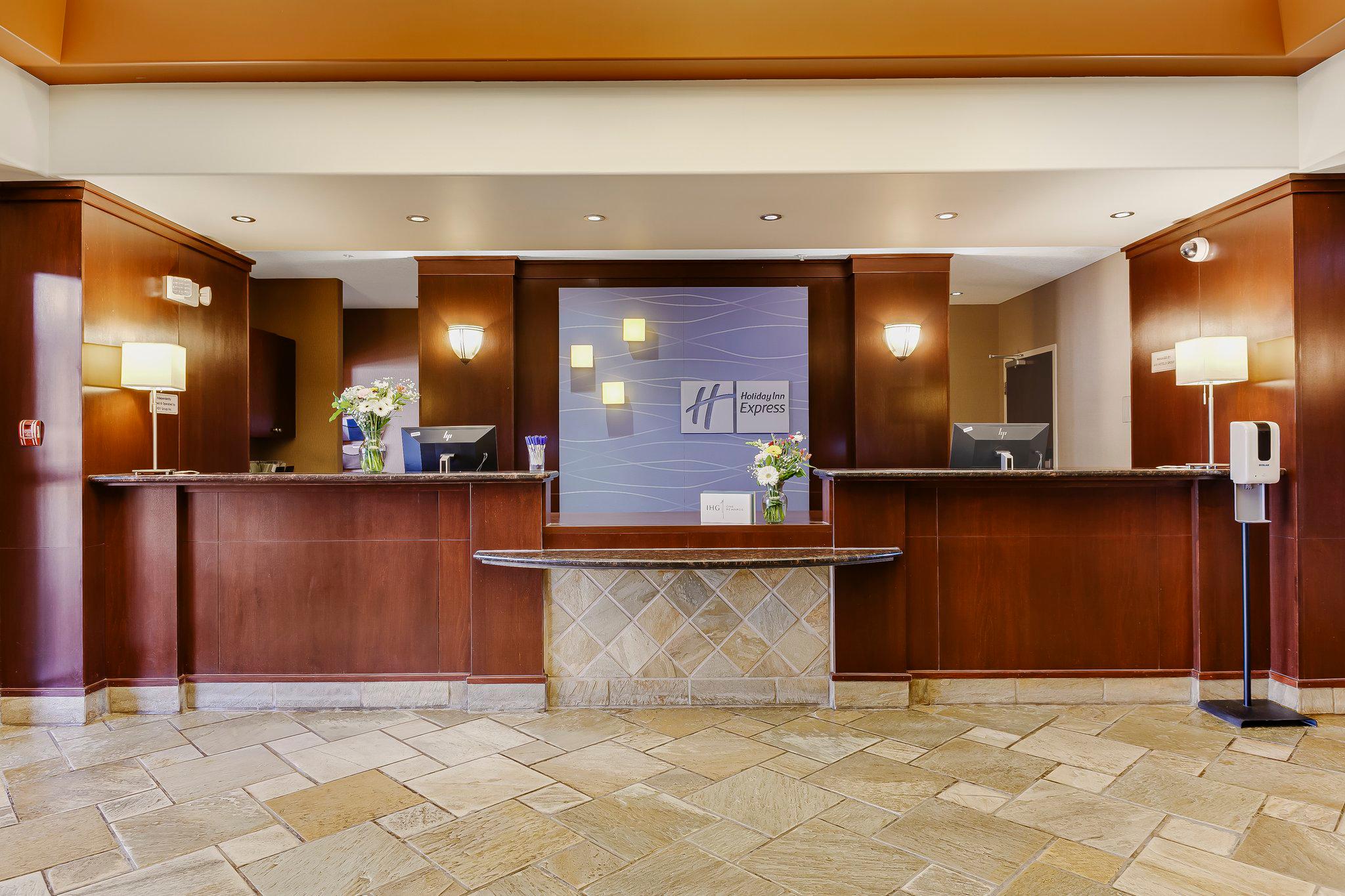 Фото Holiday Inn Express Hotel & Suites Whitecourt, an Ihg Hotel