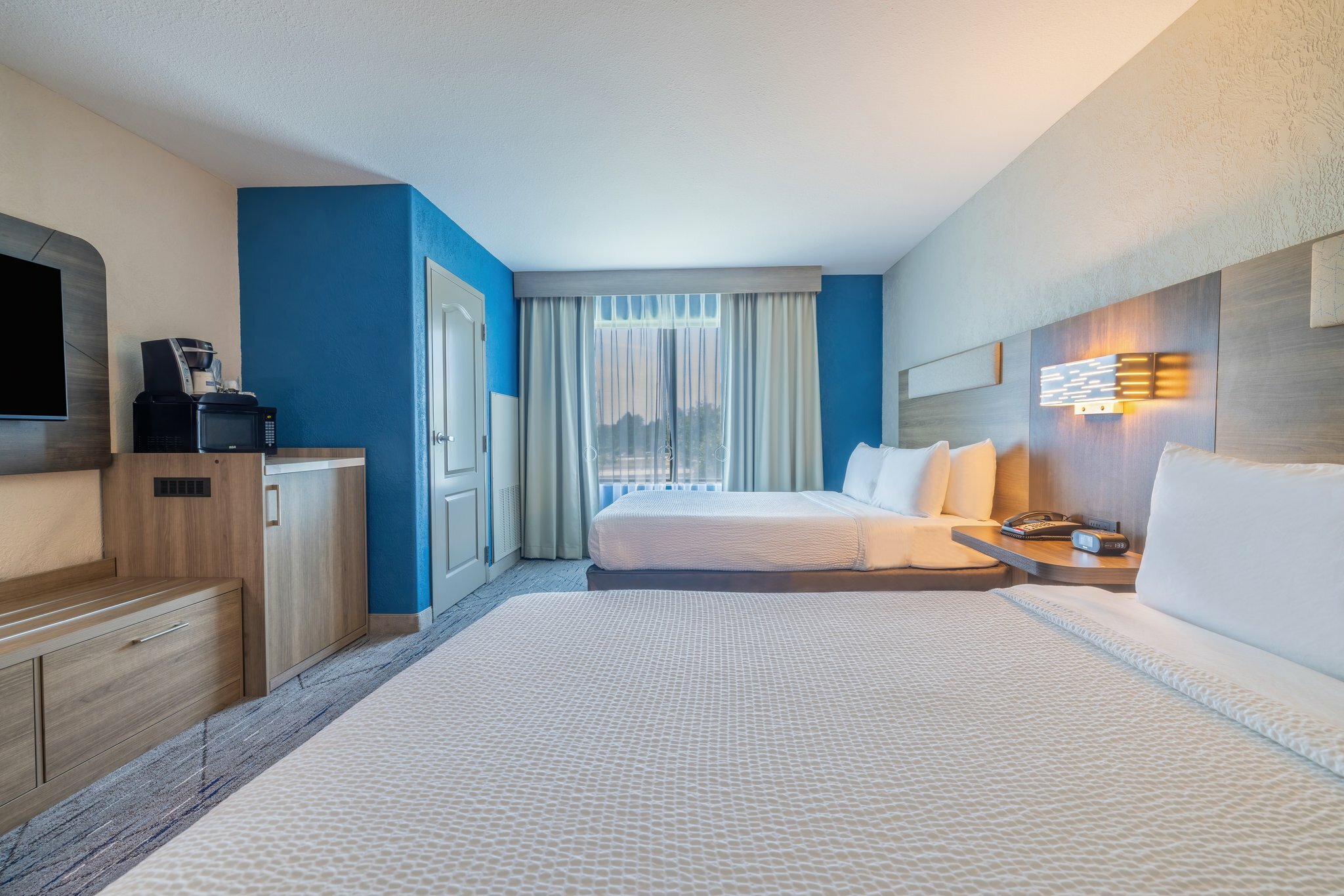 Фото Holiday Inn Express and Suites Kansas City Airport, an Ihg Hotel