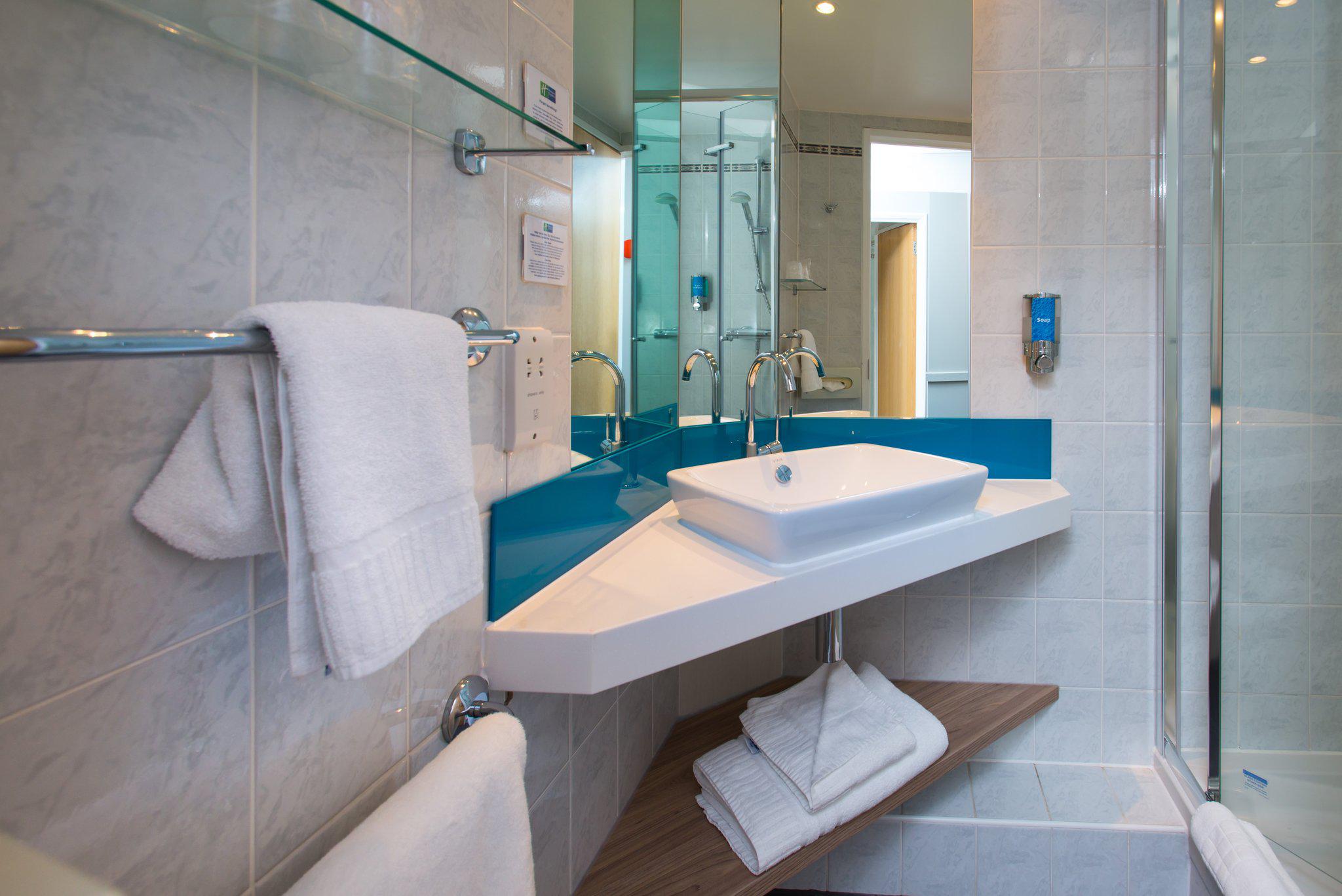 Фото Holiday Inn Express Milton Keynes, an Ihg Hotel