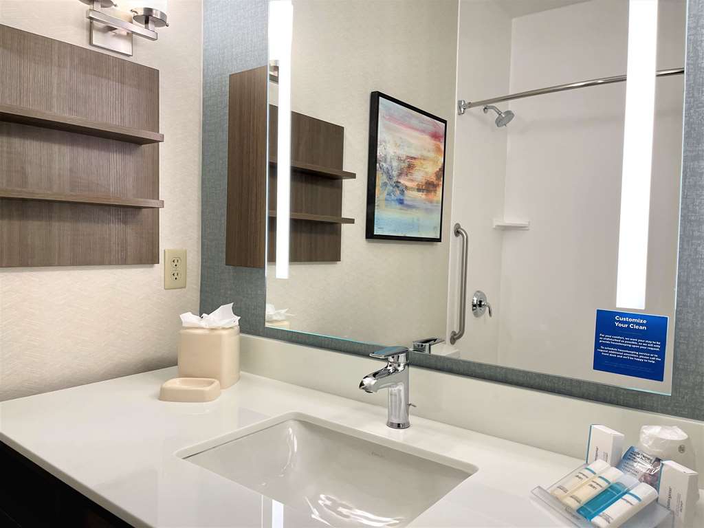 Фото Hilton Garden Inn Oconomowoc