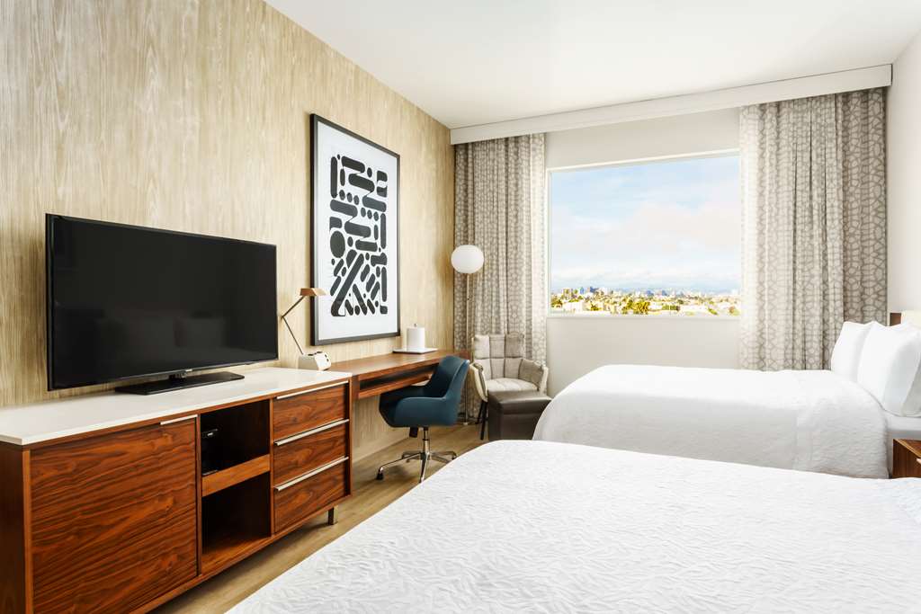 Фото Hampton Inn & Suites Santa Monica