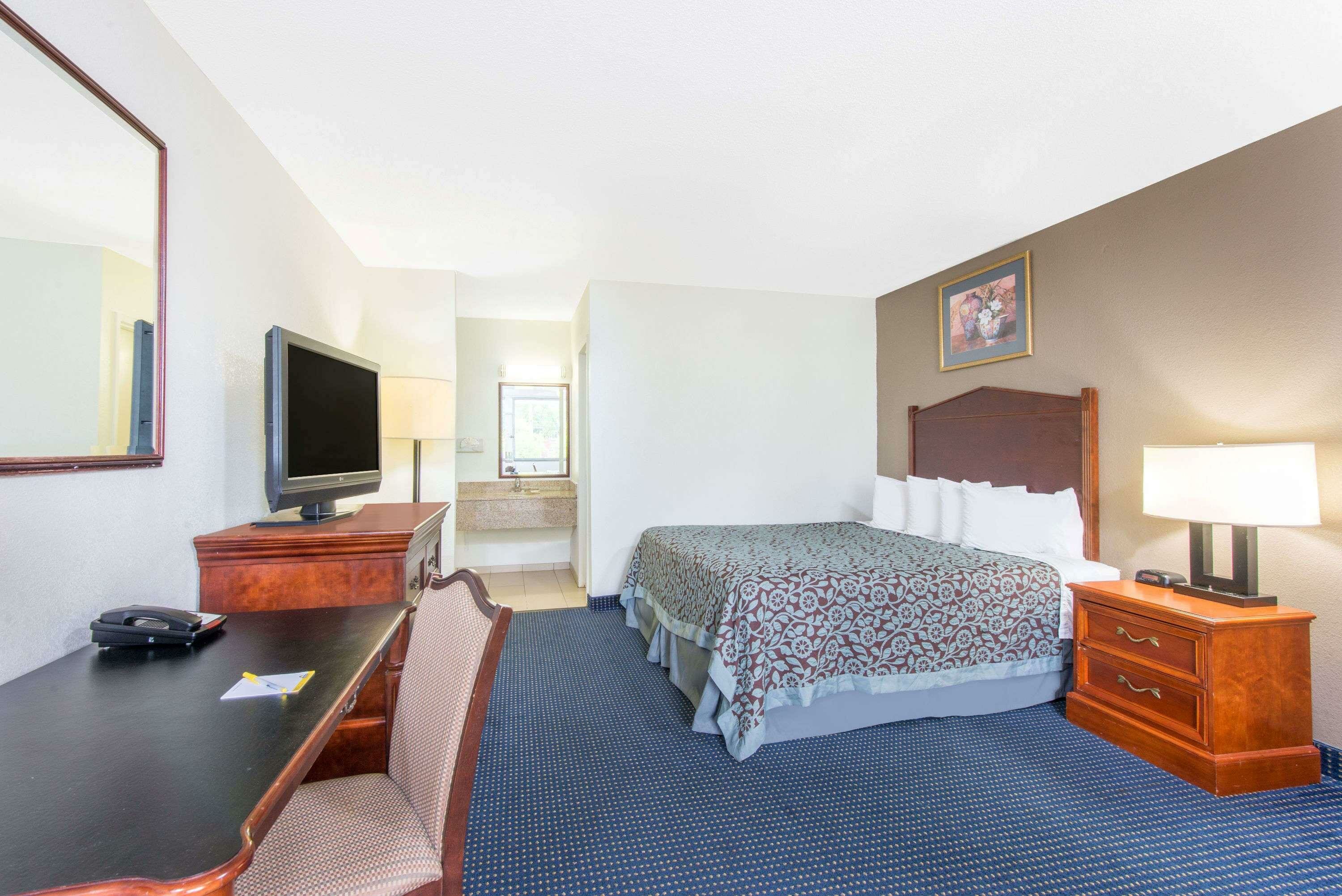 Фото Days Inn by Wyndham Arlington Pentagon