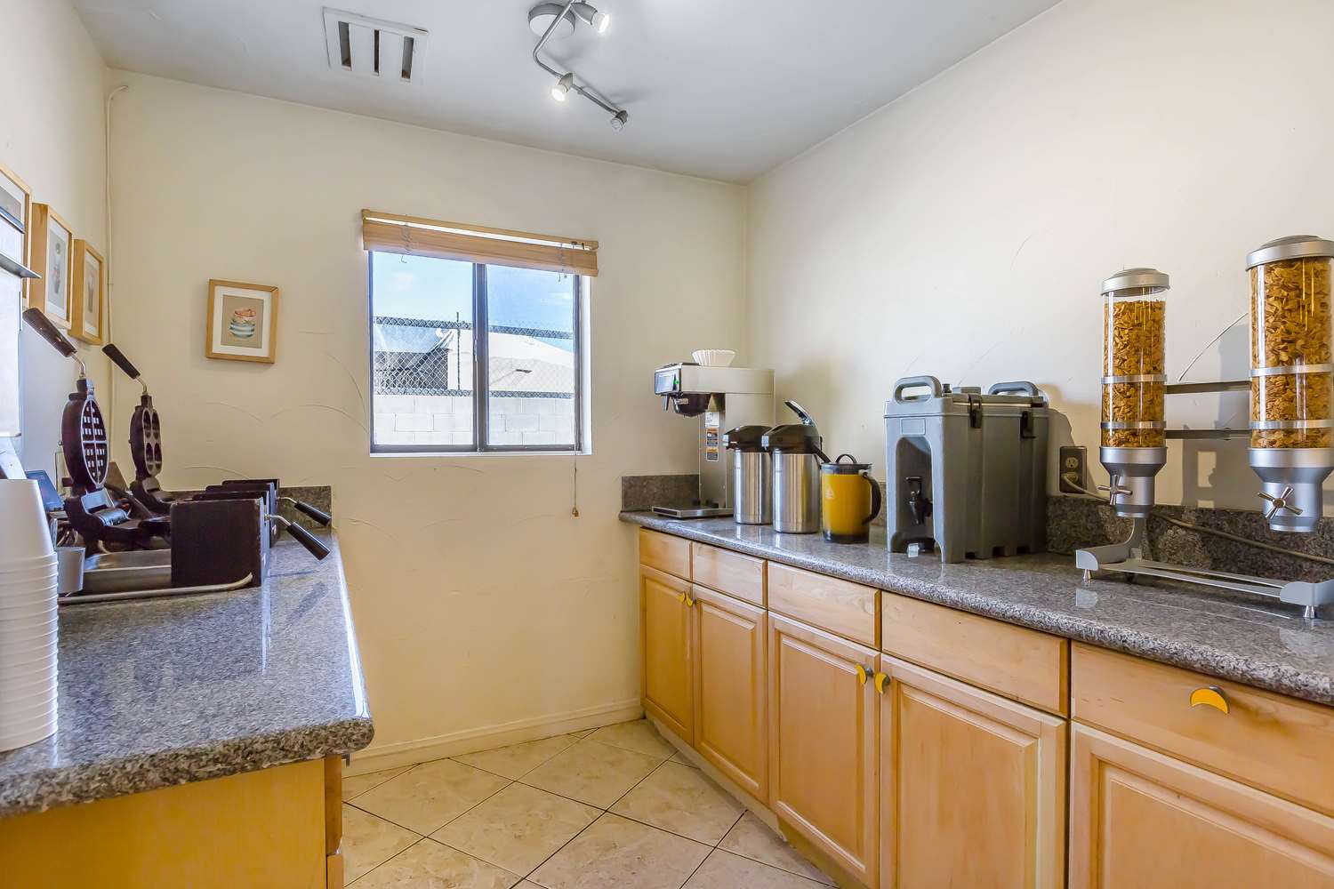 Фото Rodeway Inn Magic Mountain Area