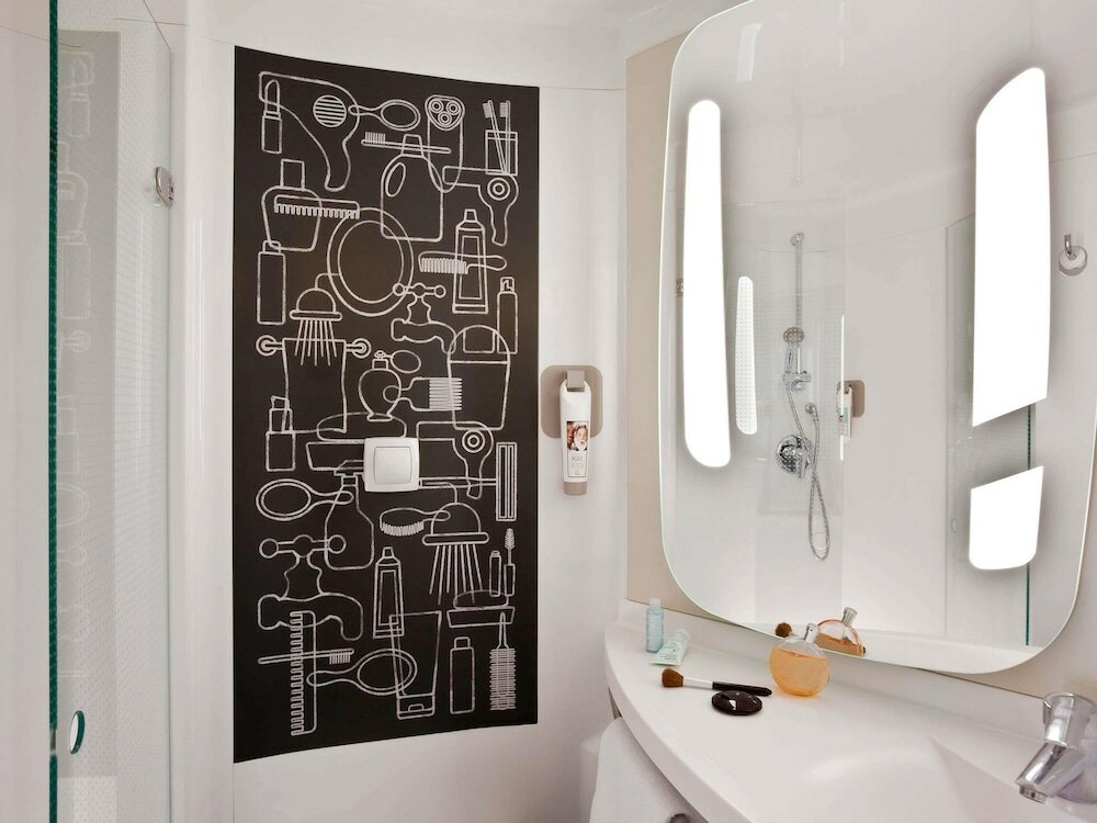 Фото Ibis Paris Porte de Clichy Centre